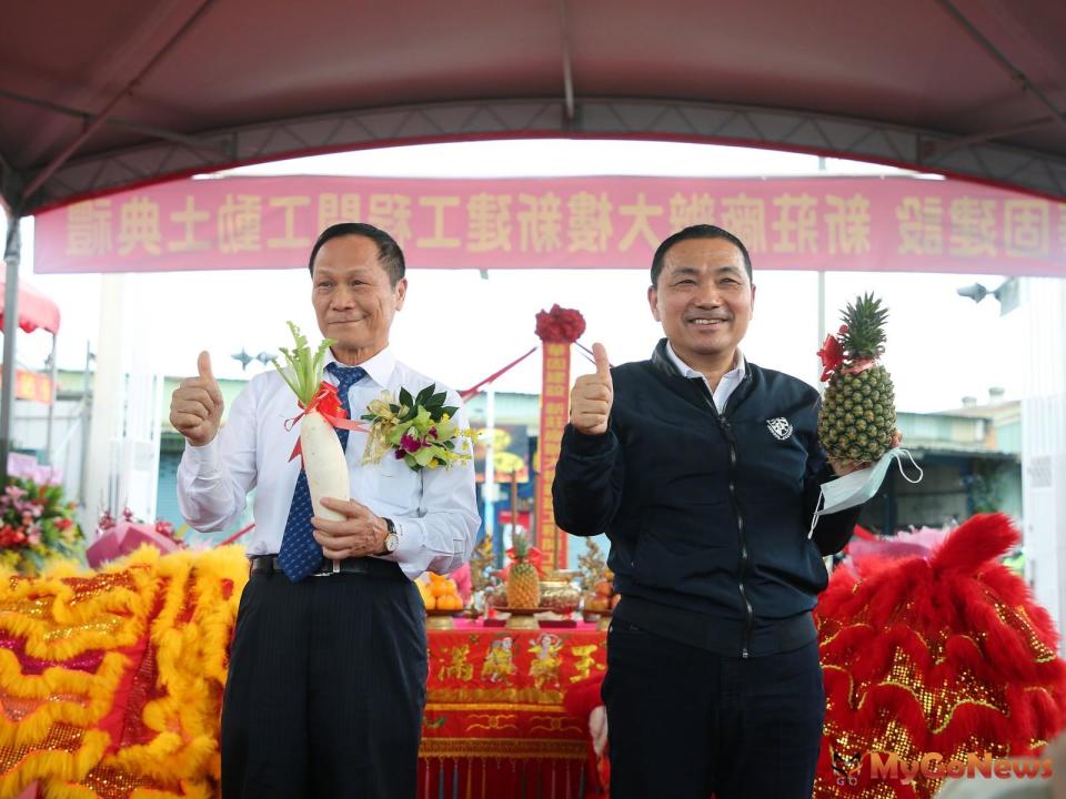 ▲華固建設鍾榮昌董事長(左)表示，響應新北市政府「招商一條龍」政策，於新莊購地，斥資18.47億元興建地上12層、地下2層的廠辦大樓(圖：新北市政府)。