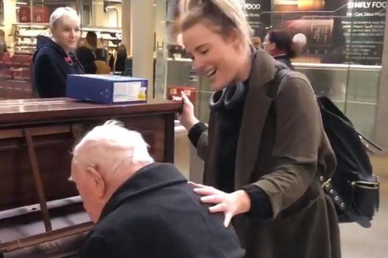 Cats singer Ceili O'Connor melts hearts with impromptu ballad with an old man on free piano at St Pancras station