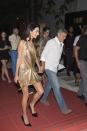 <p>Amal vêtue d’une minirobe dorée digne du Studio 54. (Photo par Iconic/GC Images)</p>