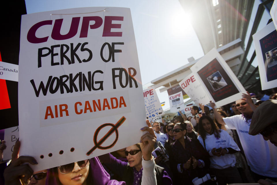 Members of the Canadian Union for Public Employees (CUPE) representing flight attendants from Air Canada protest labour disputes at the Toronto Pearson International airport in Toronto, September 20, 2011. Labour talks between Air Canada and its unionized flight attendants will resume later on Tuesday with both sides expressing hope that a last-minute deal was still within reach. The CUPE, which represents Air Canada's 6,800 flight attendants, organized rallies at airports across Canada on Tuesday, some 14 hours ahead of a possible strike. REUTERS/Mark Blinch (CANADA - Tags: BUSINESS CIVIL UNREST EMPLOYMENT TRANSPORT)