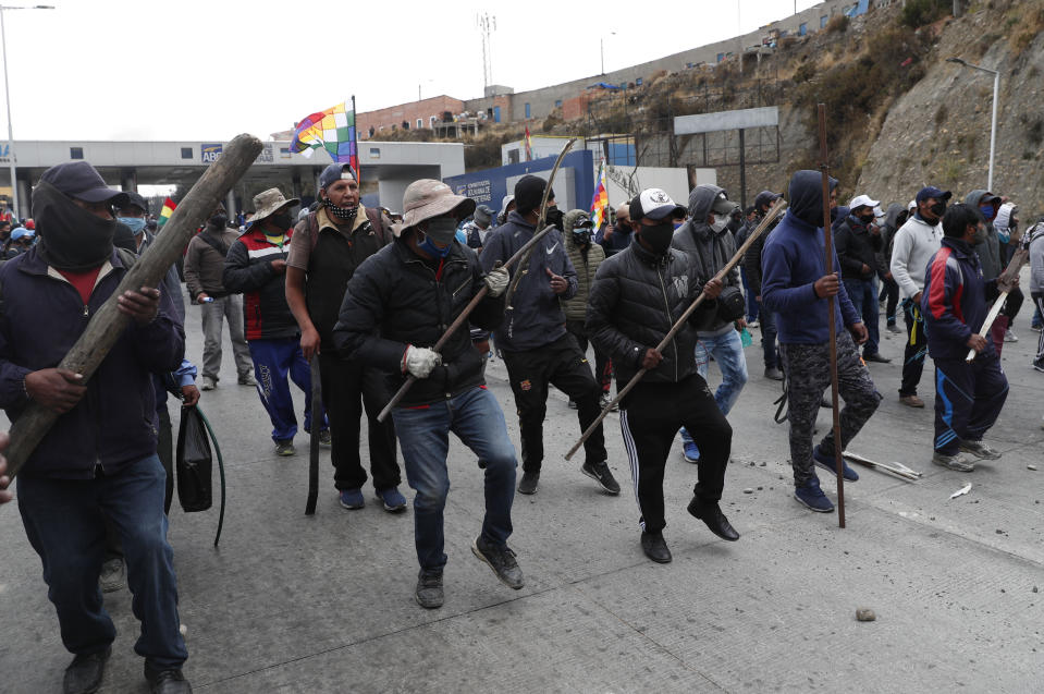 Los manifestantes se forman durante una protesta contra el aplazamiento de las elecciones presidenciales, en El Alto, Bolivia, el martes 11 de agosto de 2020. (AP Foto/Juan Karita)