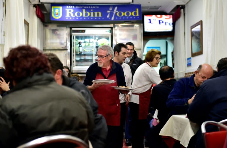 The "Robin Hood" restaurant in Madrid charges regular customers during the day then uses the money to subsidise meals for the homeless at night