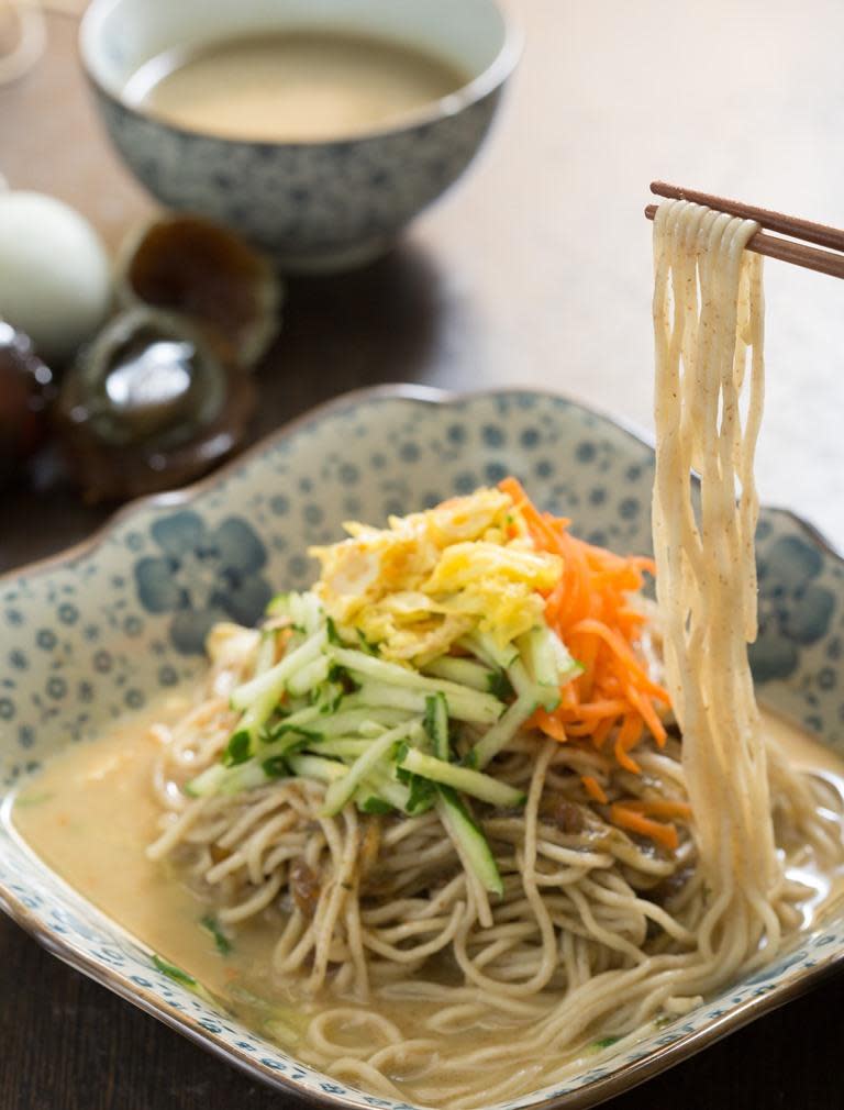 「芝麻皮蛋全麥涼麵」有芝麻醬的濃香、醋醬的酸溜、皮蛋醬的香鹹，味覺層次很豐富。（55元／份）