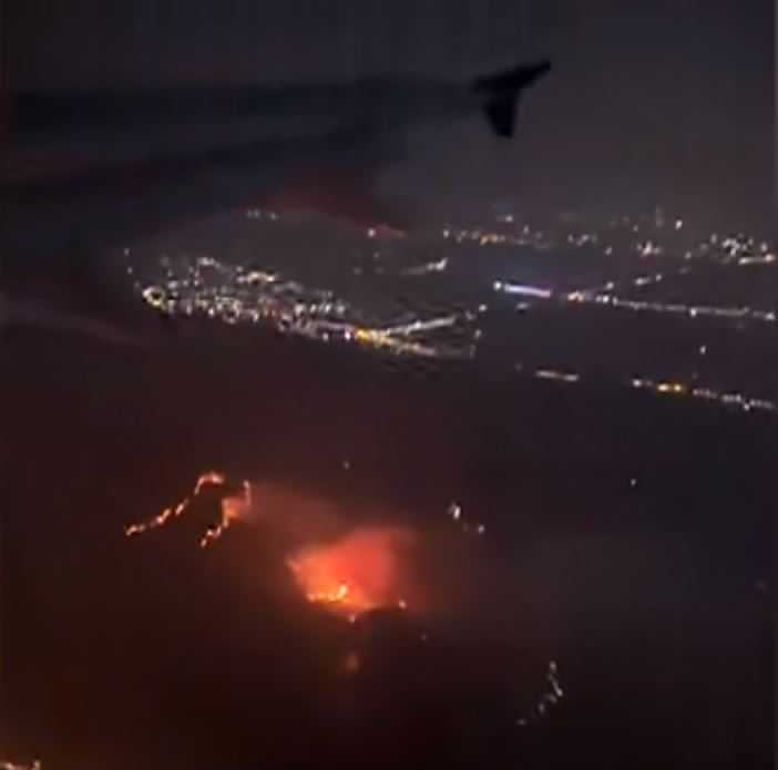 有旅客在機上俯瞰貴州火燒山，立馬拿起手機拍下紀錄。（圖／翻攝好看視頻）