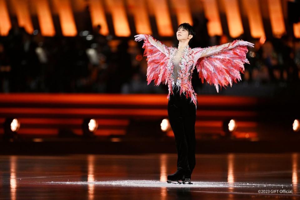 羽生結弦以浴火重生的鳳凰造型作為東京巨蛋首次單獨公演《GIFT》的序曲。（翻攝推特ディズニープラス公式）