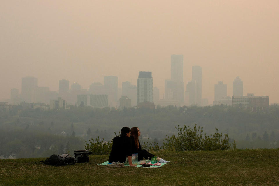 Una coppia va a fare un picnic a Edmonton, Alberta (Jason Franzen/The Canadian Press via AP)
