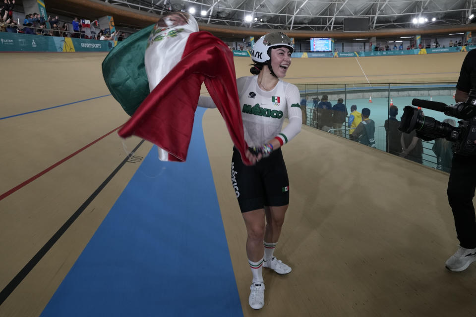 La mexicana Yarely Acevedo tras ganar la medalla de oro en el omnium femenino del ciclismo de los Juegos Panamericanos en Santiago, Chile, el jueves 26 de octubre de 2023. (AP Foto/Fernando Vergara)