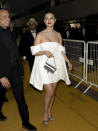 <p>Para la cena gala ella conservó su look de apariencia y sus joyas para lucir un mini vestido blanco con una clase de capa también de Louis Vuitton.<br>(Photo by Arnold Jerocki/GC Images) </p>