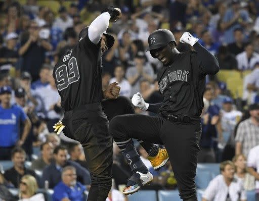 格里瑞斯（Didi Gregorius，右）加盟費城人後，不料他本季打擊成績直線下滑。法新社