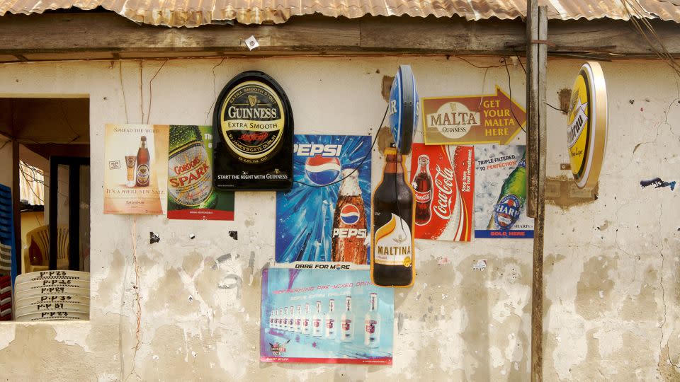 A bar in the Garki district of Abuja, Nigeria. - Johnny Greig/Alamy Stock Photo