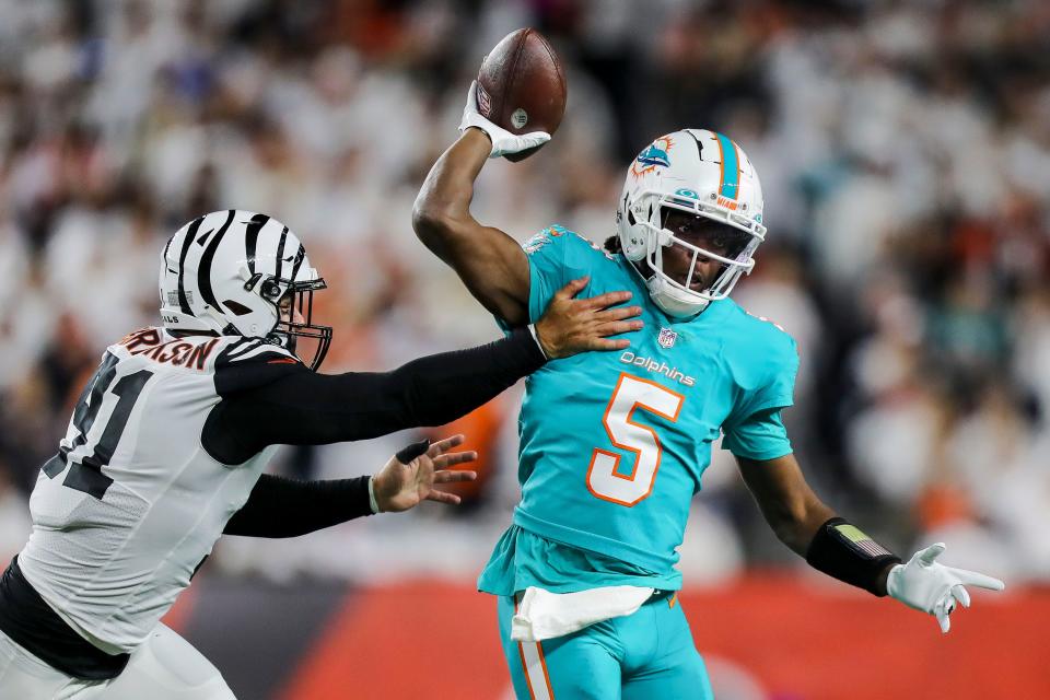 Miami Dolphins quarterback Teddy Bridgewater (5) throws a pass against Cincinnati Bengals defensive end Trey Hendrickson.