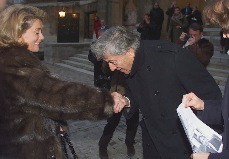 El diseñador italiano Nino Cerruti y la actriz francesa Catherine Deneuve en 1999