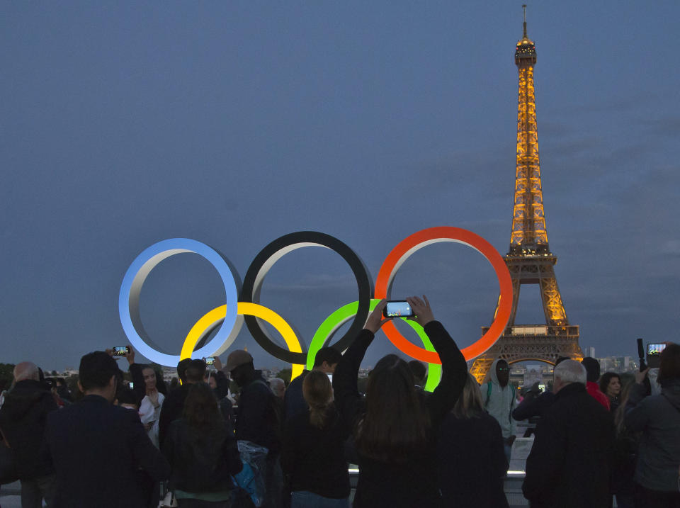 En esta imagen de archivo, los anillos olímpicos, instalados en la plaza del Trocadero, con vistas a la Torre Eiffel, un día después del anuncio oficial de que la capital francesa albergará los JJOO de 2024, en París, el 14 de septiembre de 2017. (AP Foto//Michel Euler, archivo)