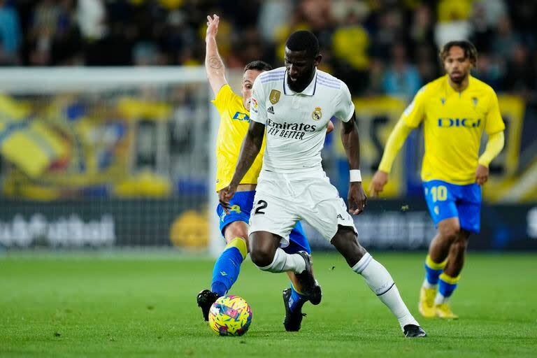 El jugador del Real Madrid Antonio Rüdiger, denunció al periodista que lo acusó de su gesto en la publicación que realizó por el comienzo del Ramadán  (AP Foto/Jose Breton)