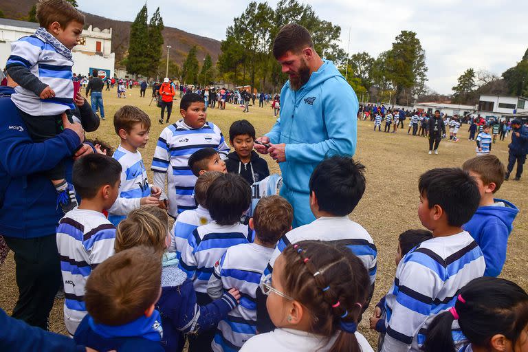 Marcos Kremer, una de las figuras de los Pumas, en el club Tiro Federal, de Salta, que por un día pareció convertirse en un jardín de infantes por la presencia del plantel del seleccionado argentino de rugby.