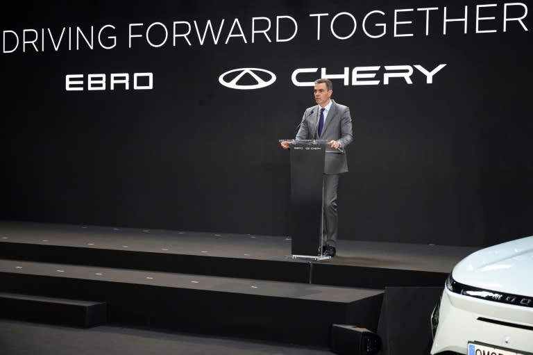 El presidente del gobierno español, Pedro Sánchez, habla durante el acto de firma del acuerdo entre Ebro-EV Motors y Chery, el 19 de abril de 2024 en Barcelona, en la antigua fábrica de Nissan (Josep Lago)