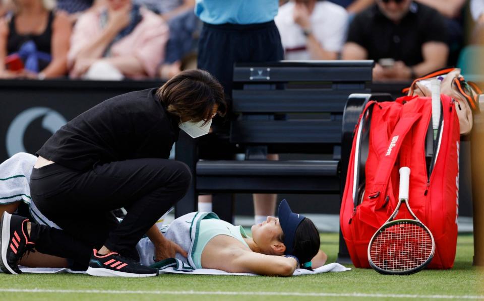 Raducanu recibió tratamiento en la cancha por una distensión abdominal y luego se retiró en su partido de primera ronda en el Nottingham Open - Jason Cairnduff/Reuters