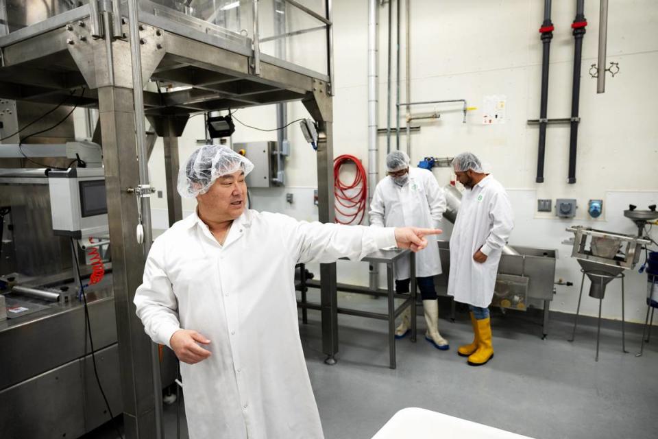 El director ejecutivo y fundador de Cheese Bits, Stefen Choy, muestra las instalaciones de producción en Riverbank, California, el viernes 31 de mayo de 2024.