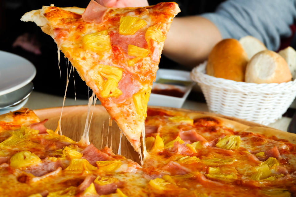 Die Frage, ob Ananas auf einer Pizza etwas zu suchen hat, sorgt in den sozialen Medien regelmäßig für Aufruhr. (Bild: Getty Images)