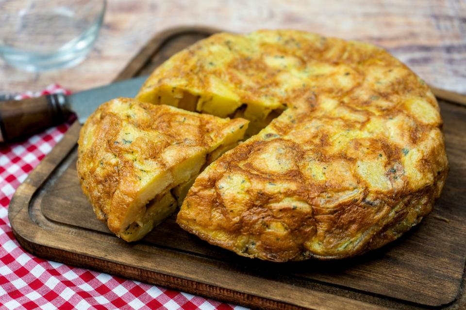 <p>Mit gekochten Kartoffeln, die vielleicht von einer anderen Mahlzeit übrig geblieben sind, lässt sich ganz einfach eine Tortilla de Patatas zaubern. Das spanische Omelett wird aus Zwiebeln, Kartoffelstückchen und einer Eiermasse zubereitet. Nachdem das Gemüse in der Pfanne angebraten wurde, werden die verquirlten Eier darüber gegossen und entweder in der Pfanne gewendet oder einfach im Ofen fertig gebacken. (Bild: iStock/Hernan Caputo)</p> 