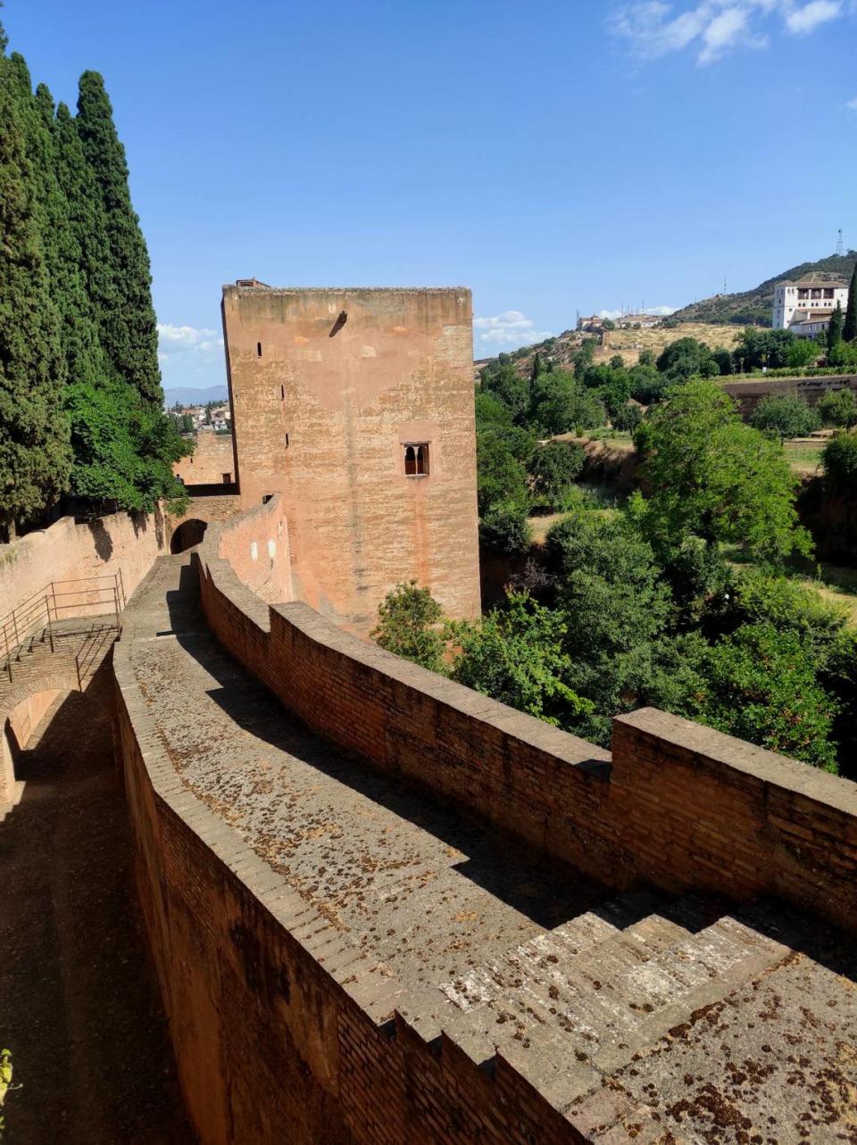 Muralla defensiva que rodea la ciudad nazarí de la Alhambra.