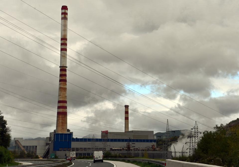 <span>La centrale thermique au charbon de la ville de Tuzla, dans le nord-est de la Bosnie, le 5 octobre 2021</span><div><span>ELVIS BARUKCIC</span><span>AFP</span></div>