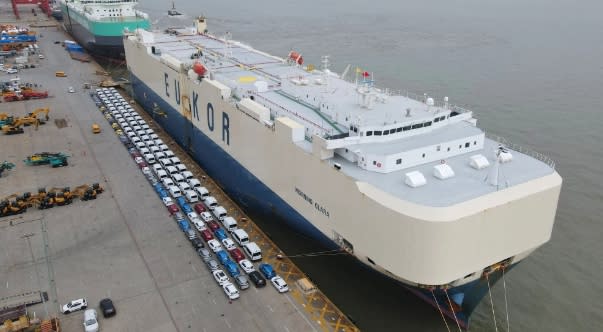 中國電動車停放在港口，等待上貨輪外銷。   圖 : 翻攝自新華網