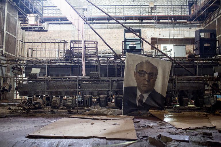 Un teatro en la ciudad abandonada de Pripyat, donde vivieron 45.000 personas, que fue completamente evacuada unas 36 horas después del desastre nuclear de Chernobyl, en Ucrania. Fotografía tomada el 17 de septiembre de 2013