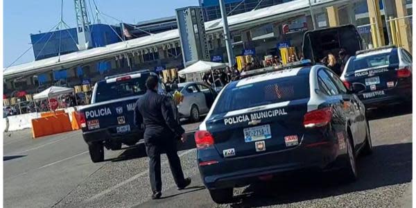 ¡Como nunca! policía de Tijuana atiende arresto en Garita de San Ysidro 