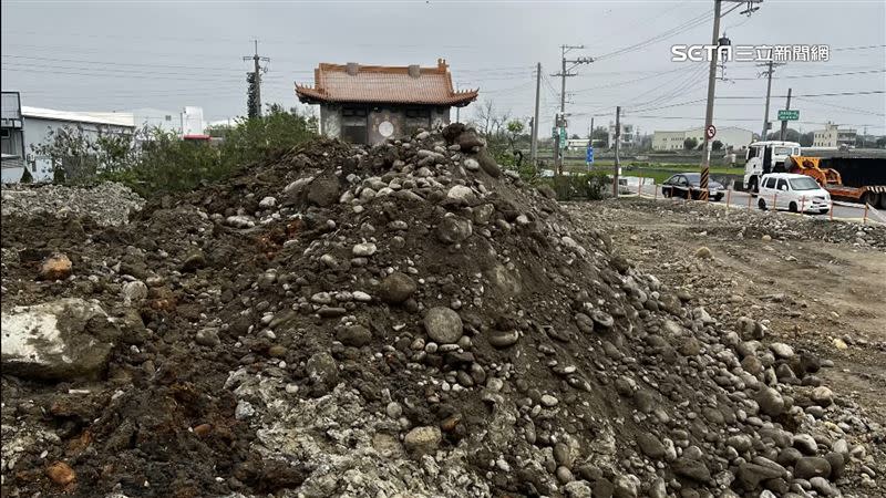 林姓主嫌從北部工地載運營建廢棄物和廢土偷倒進農地中，一年就獲利1800萬。