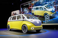 Auf der Detroit Auto Show kommen jedoch auch nostalgische Gefühle auf: VW feiert mit dem I.D. Buzz ein Revival des klassischen Bullis – elektrisch angetrieben und absolut futuristisch. 2022 soll er in den Verkauf gehen, ab 2025 sogar autonom fahren – da bleibt mehr Raum, sich voll und ganz auf den Road-Trip zu genießen.