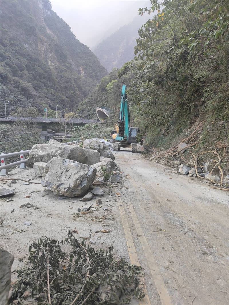 南澳工務段積極搶修蘇花公路，除下清水橋外均已搶通。（圖／交通部公路局提供）