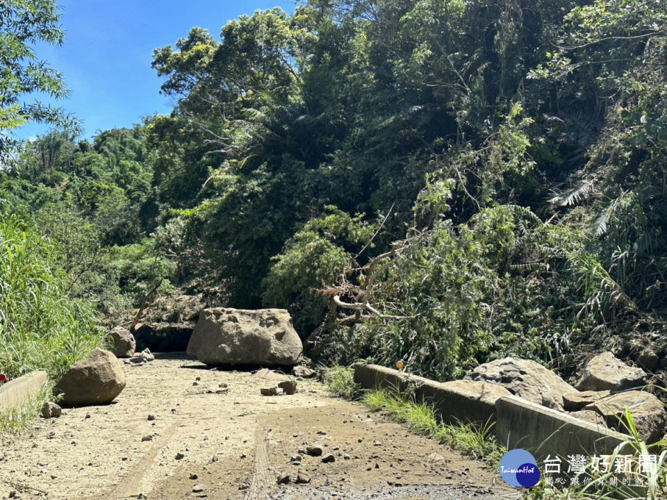 嘉義縣梅山鄉154-1鄉道今早山崩，大量土石覆蓋路面、道路中斷/嘉義縣府提供