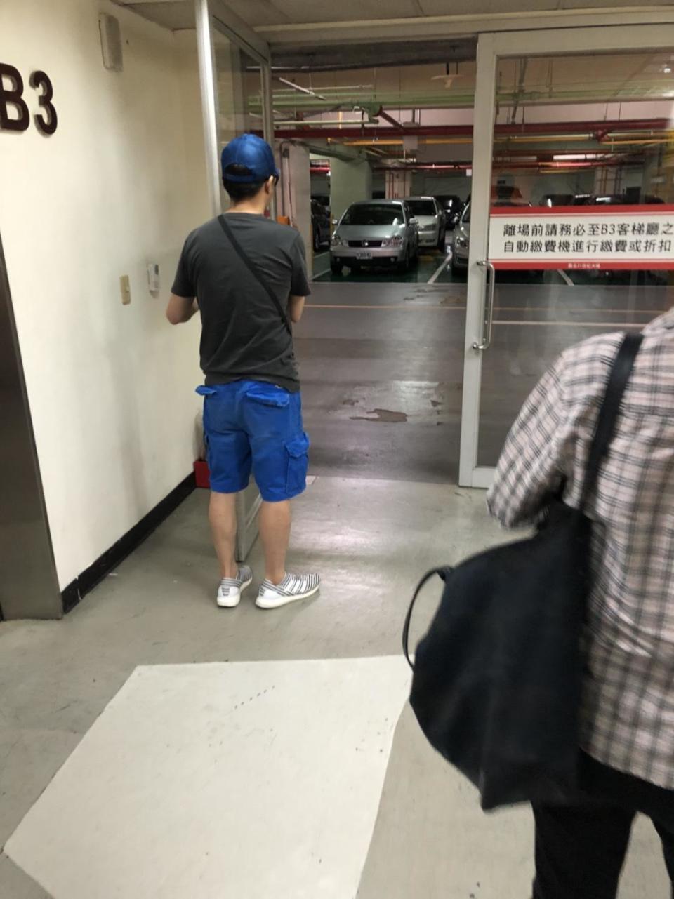 張嘉欣與哈林一身輕便出現在月子中心停車場，面對鏡頭相當敏感，皆以背影入鏡。（讀者提供）