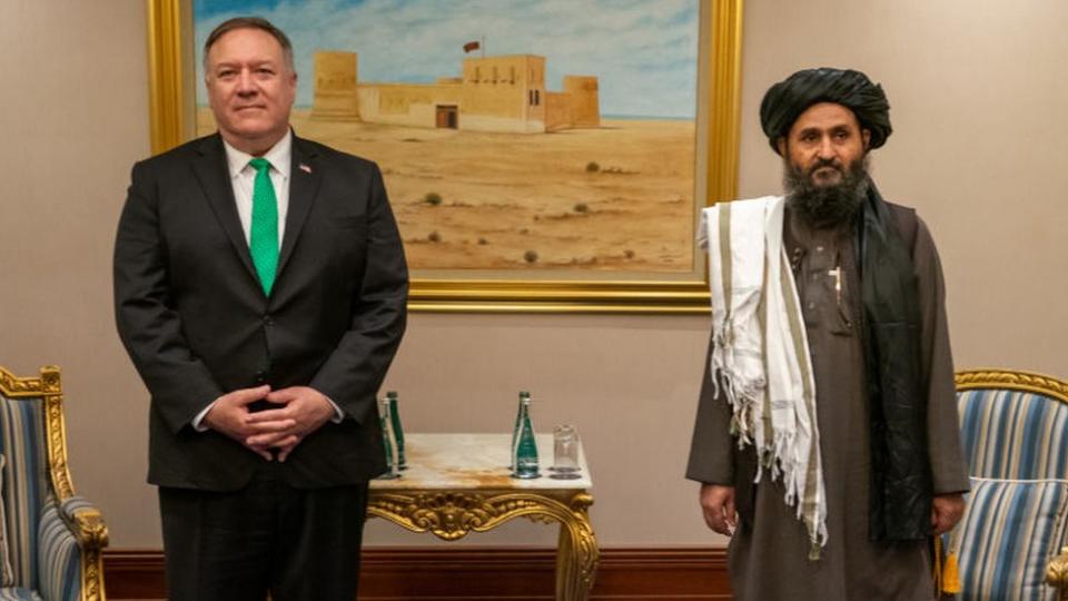 Mike Pompeo y Abdul Ghani Baradar