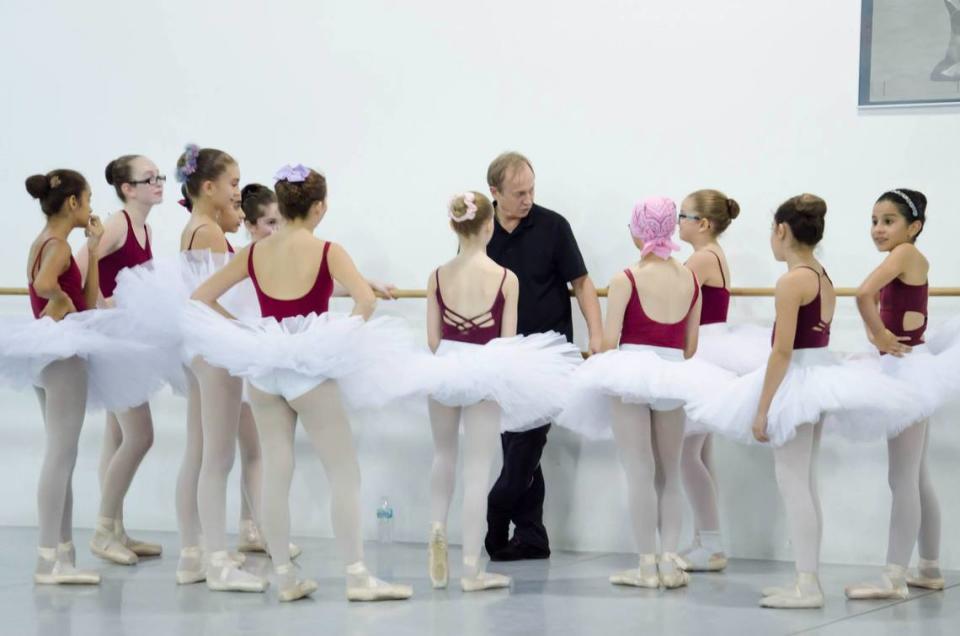 Vladmir Issaev en una clase. 