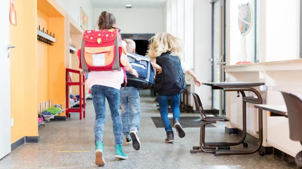 Enfants courant dans le couloir d'une école