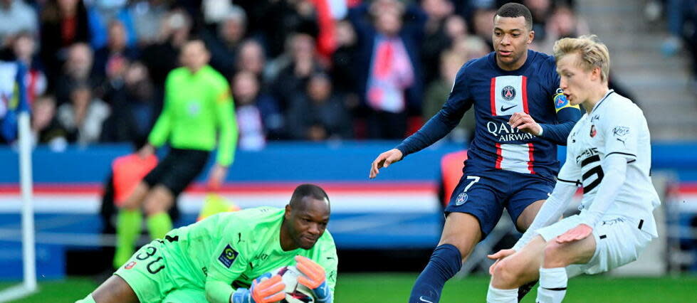 Pour son premier match au Parc des Princes sous les couleurs rennaises, Steve Mandanda a été impérial.  - Credit:MUSTAFA YALCIN / ANADOLU AGENCY / Anadolu Agency via AFP