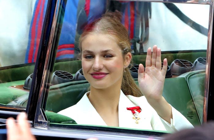 Leonor saluda desde el Rolls-Royce