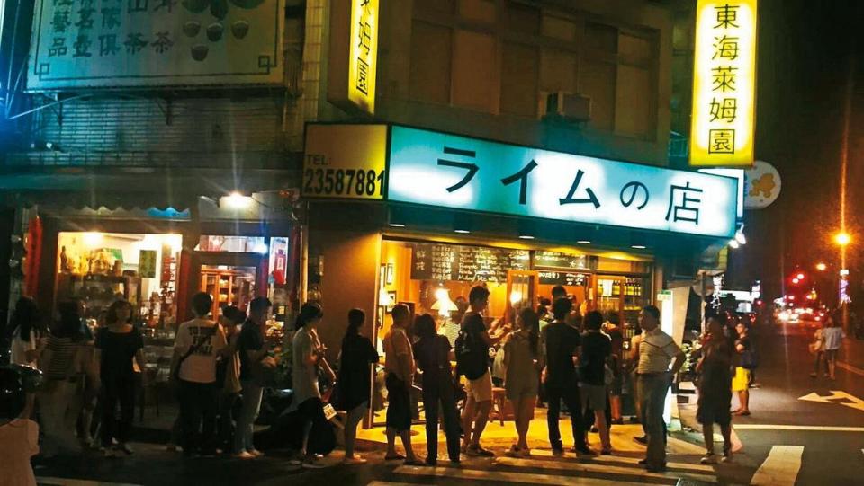 曾俊豪的第一間店，開在永康、金華街口，熬到第二年，就大受歡迎，經常出現排隊人潮。（曾俊豪提供）