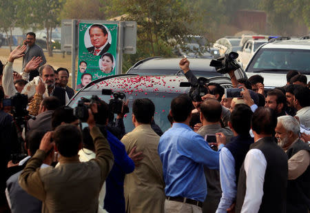 Supporters surround a car transporting Pakistan's former Prime Minister Nawaz Sharif as he arrives to appear before the accountability court to face the corruption references filed against him, in Islamabad, Pakistan November 3, 2017. REUTERS/Faisal Mahmood