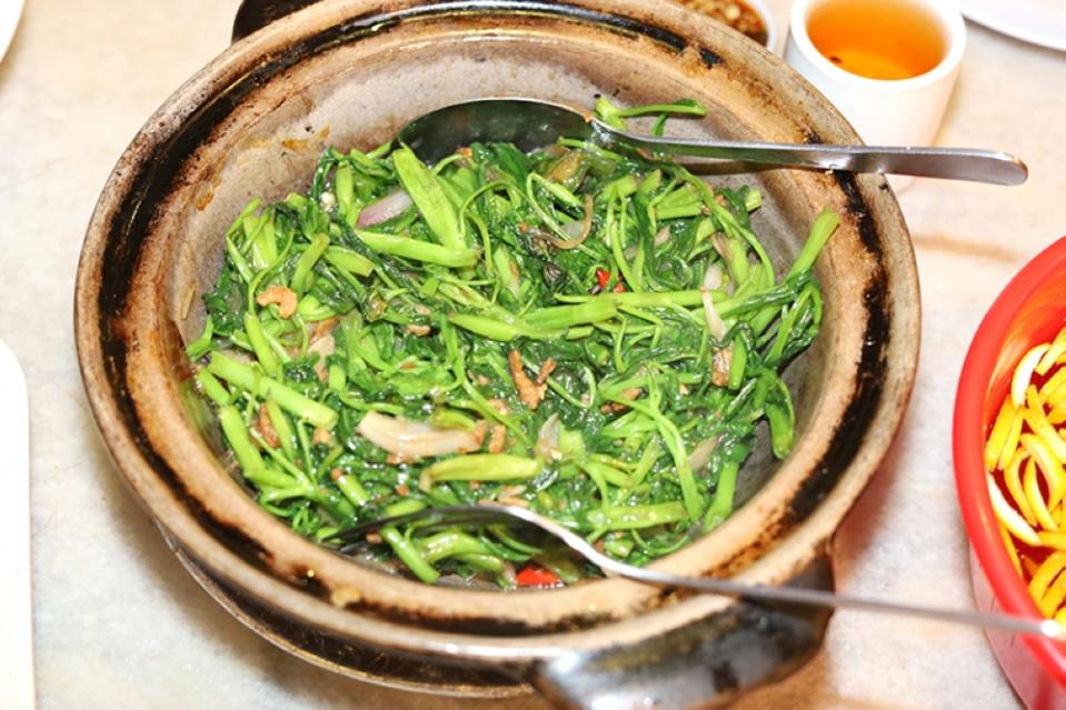 Claypot Kangkung gets its smokiness from the hot claypot and the dried prawns add umami