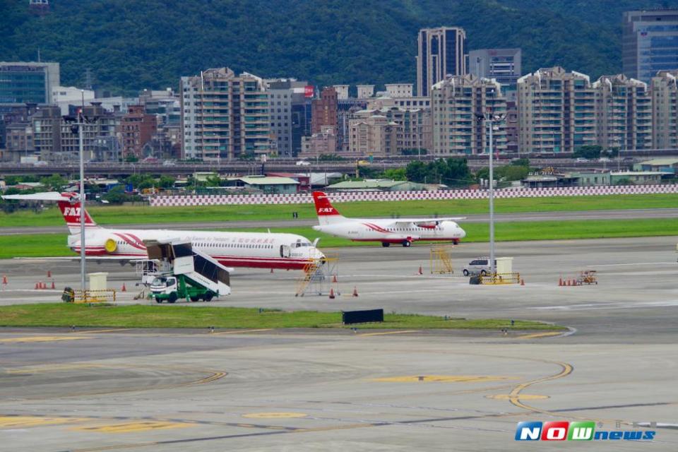 ▲因應天鴿颱風來襲，遠東航空22日部分航班異動。（圖／記者陳致宇攝 ）