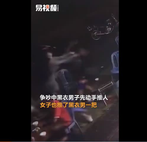 男友被推倒，女子出手推人反擊。（圖／翻攝自易視頻）