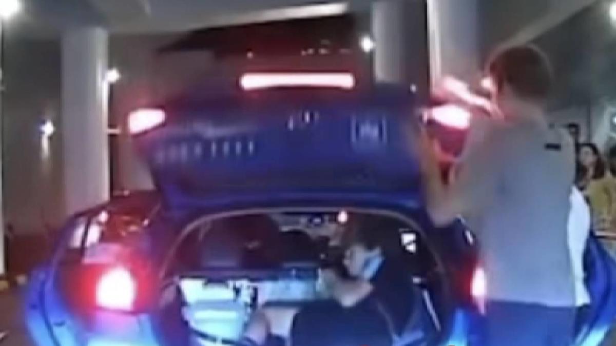 ‘Dangerous and strictly prohibited’: Young man seen getting into boot of ComfortDelgro taxi at VivoCity – Yahoo Singapore News 