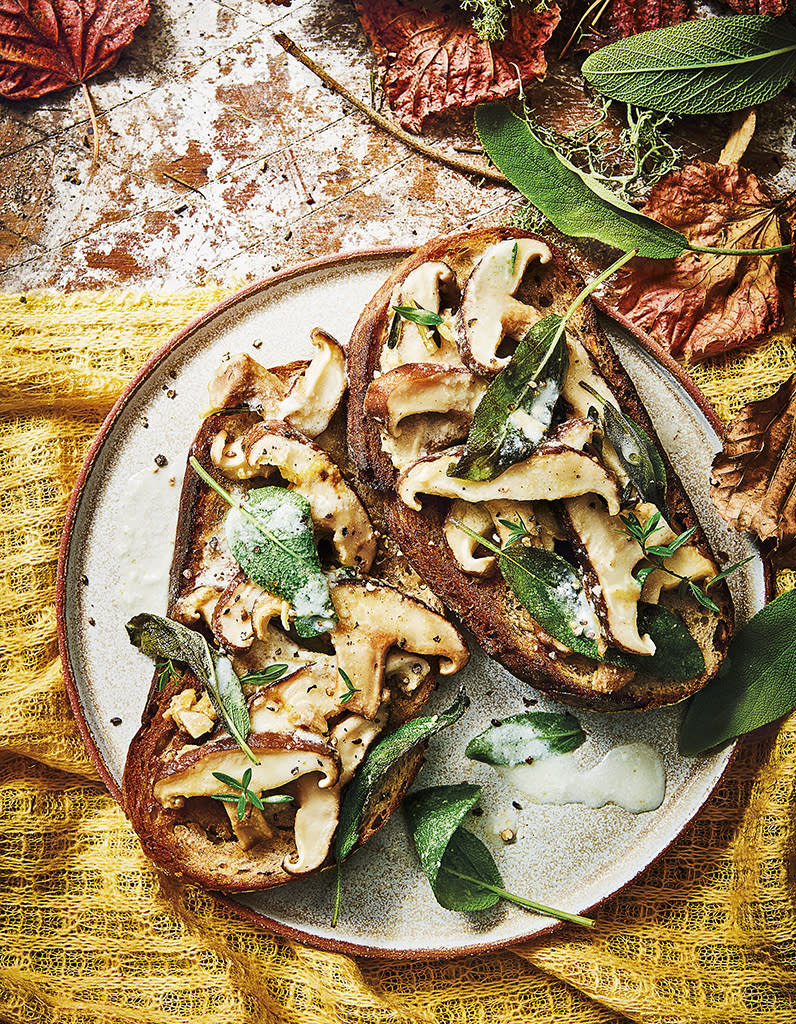 Tartines à l'ail, shiitake à la crème de mozzarella, sauge, et thym