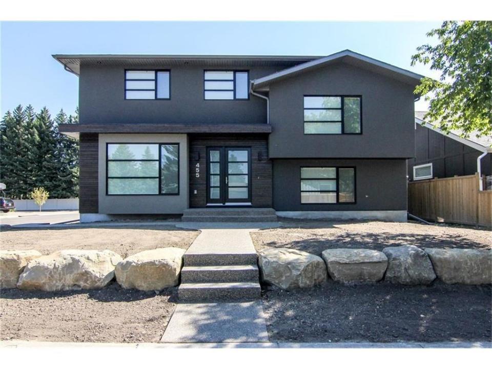 <p><span>455 Parkview Cres. SE, Calgary, Alta.</span><br> Location: Calgary, Alberta<br> List Price: $998,000<br> (Photo: Zoocasa) </p>