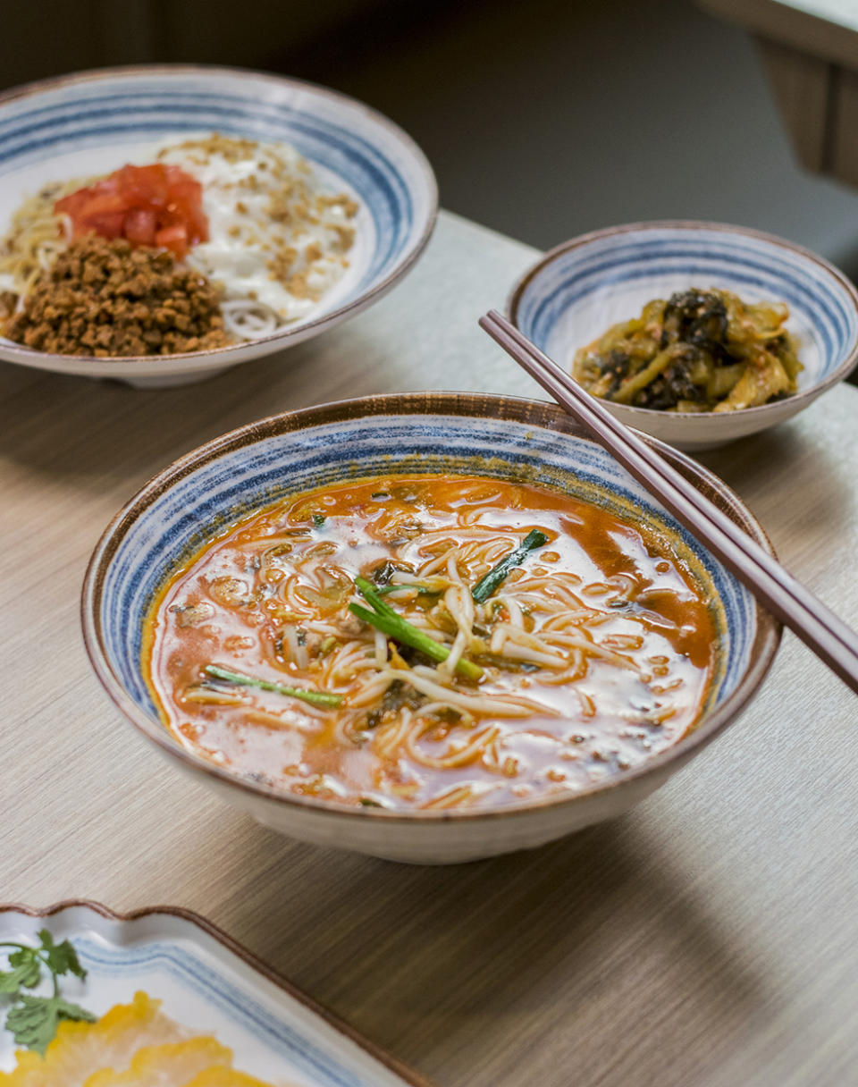 灣仔美食︱小瑪哥米線承傳30年雲南菜館 祖傳自家製酸菜米線+氣鍋雞 店二代：雲南菜好多好食材