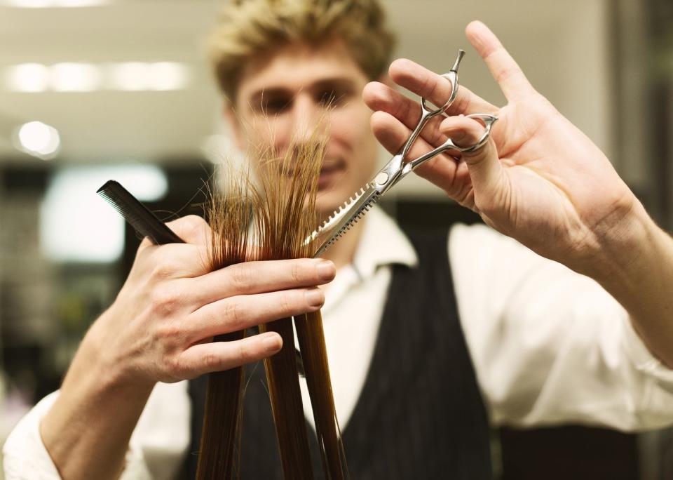 Damit Ihre Haare den Winter gut überstehen, ist auch der Friseurbesuch sehr wichtig. Regelmäßiges Spitzenschneiden hilft generell, aber vor allem im Winter gegen Spliss - besonders bei schulterlangem Haar. (Bild: iStock / Prostock-Studio)