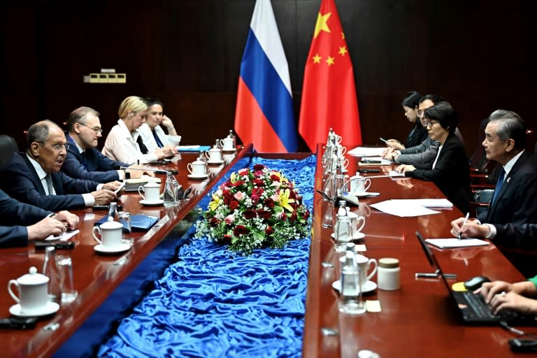 El ministro de Relaciones Exteriores de Rusia, Serguéi Lavrov (izq.), y su homólogo de China, Wang Yi (drcha.), reunidos al margen de la reunión de la ASEAN en Vientiane, Laos, el 25 de julio de 2024 (Tang Chhin Sothy)
